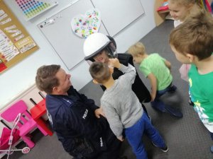 Policjant z dziećmi