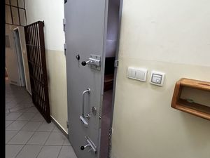 Uchylone drzwi do policyjnej celi
