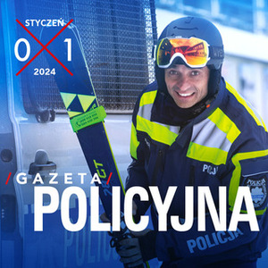 Okładka gazety policyjnej, na której stoi policjant z nartami w dłoni na tle białego budynku