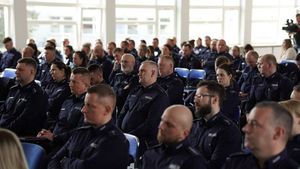 Grupa Policjantów siedząca w sali konferencyjnej