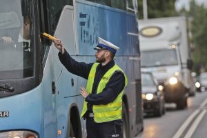 Policjant przeprowadza badanie stanu trzeźwości