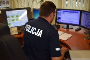 Oficer dyżurny Policji na stanowisku dowodzenia