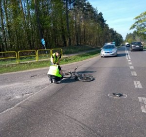 Policjant sporządza oględziny roweru