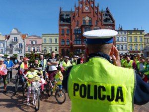 Policjant przeprowadza pogadankę przed wyjazdem na rajd