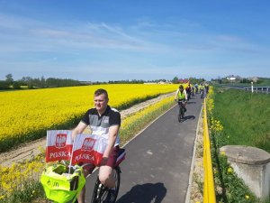 Rowerzysta na ścieżce rowerowej