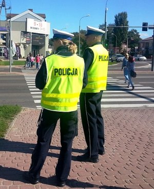 Policjanci kontrolują rejon przejścia dla pieszych