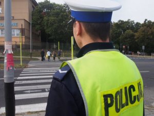 Policjant w rejonie przejścia dla pieszych