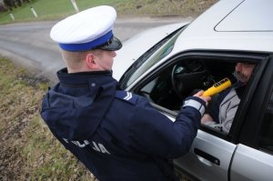 Policjant przeprowadza badanie stanu trzeźwości