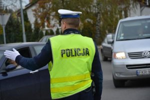 Policjant podejmujący kontrolę drogową