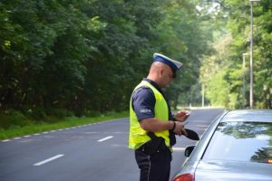 Policjant przeprowadza kontrolę drogową