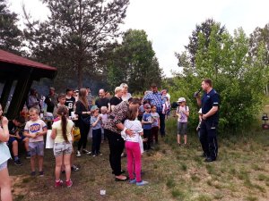 Policjant prowadzi pogadankę na festynie