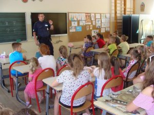 Policjant prowadzi pogadankę