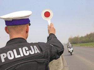 Policjant zatrzymuje motocyklistę do kontroli