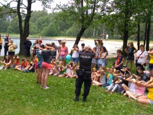 Policjant przeprowadza pogadankę