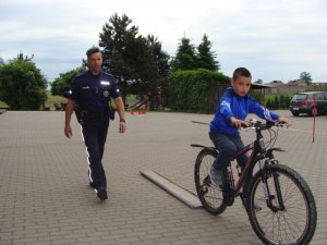 Policjant przeprowadza egzamin na kartę rowerową