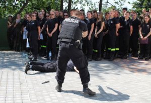 Policjant obezwładnia pozoranta przestępcę