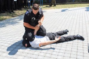 Policjant obezwładnia pozoranta przestępcę