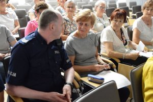 Policjant rozmawia z seniorką