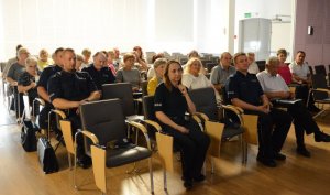 Seniorzy i policjanci podczas debaty