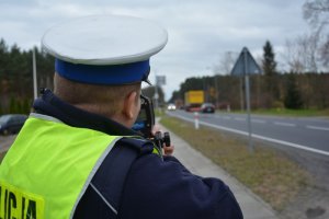 Policjant dokonuje pomiaru prędkości