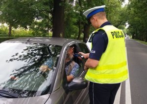 Policjant przeprowadza badanie stanu trzeźwości