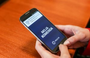 Telefon z wyświetloną aplikacją &quot;Moja Komenda&quot;