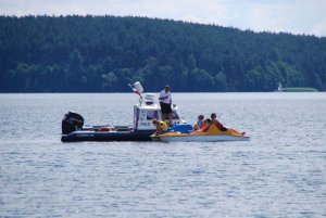 Policjanci kontrolują pływających rowerem wodnym