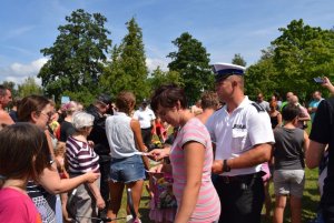 Policjant rozmawia z plażowiczami