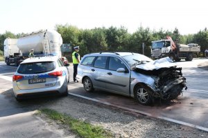 Miejsce wypadku-policjant i auta