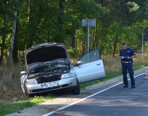 Policjant prowadzi ogledziny pojazdu