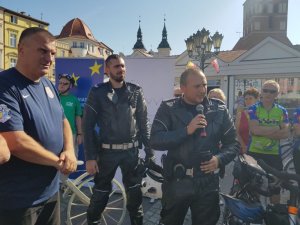 Policjant przeprowadza pogawędkę profilaktyczną