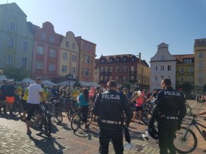 Policjanci asekurują uczestników rajdu