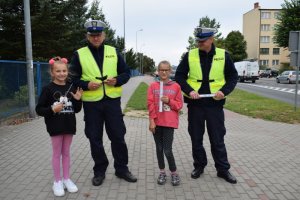 Policjancu rozdają opaski odblaskowe