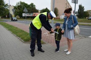 Policjancu rozdają opaski odblaskowe