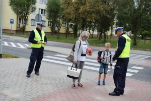 Policjancu rozdają opaski odblaskowe