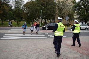 Policjancu rozdają opaski odblaskowe