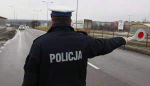 Policjant zatrzymuje pojazd do kontroli