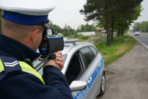 Policjsnt dokonuje pomiaru prędkości