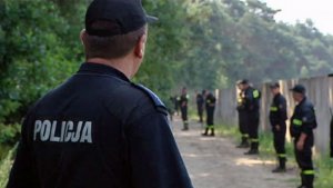 policjanci wychodzą na poszukiwania osób zaginionych