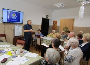 Policjanci podczas debat rozdawali kamizelki