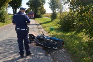 Policjant robi ogędziny motocykla