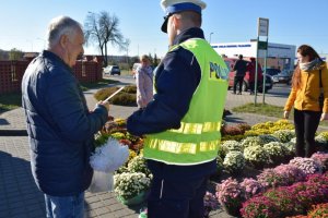 policjan wręcza opaske odblaskową