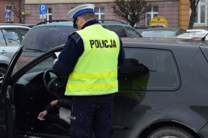 Policjant przeprowadza kontrolę drogową