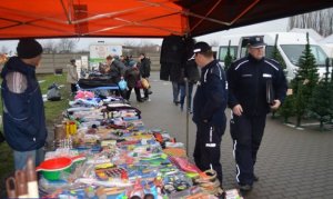 Policjanci kontrolują stroiska z fajerwerkami