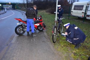 Policjant prowadzi ogledziny jednośladów