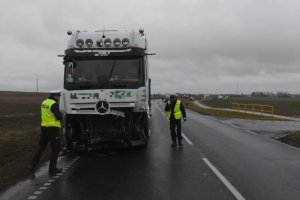 Policjant przeprowadza oględziny pojazdu