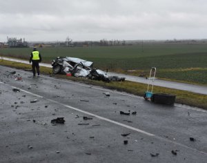 Rozbite auto w rowie i idący policjant