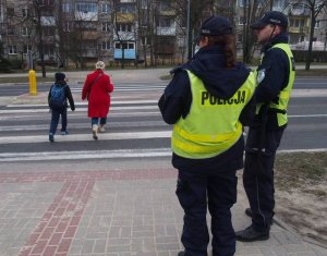 Policjanci przy przejściu dla pieszych