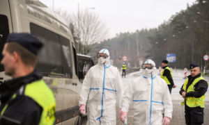 Policjanci prowadza działania w zwiazku z koronawirusem