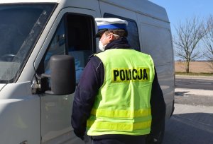 Policjant przeprowadza kontrolę drogową